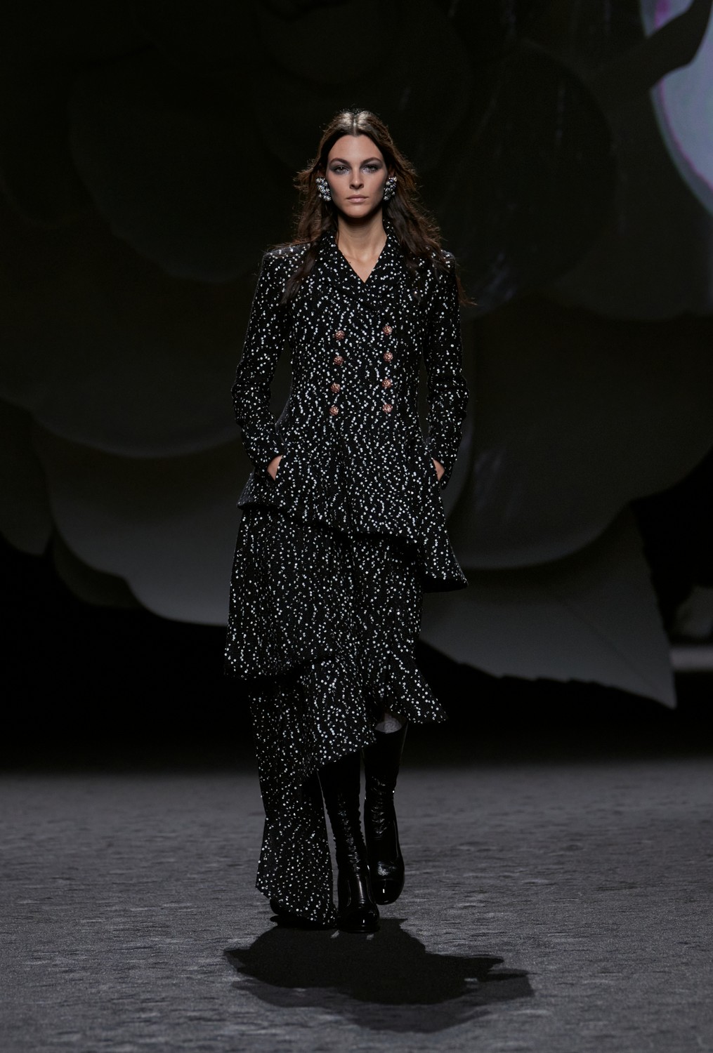 Chanel se inspira nas camélias, código da casa, para inverno 2023