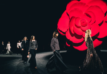 Chanel se inspira nas camélias, código da casa, para inverno 2023