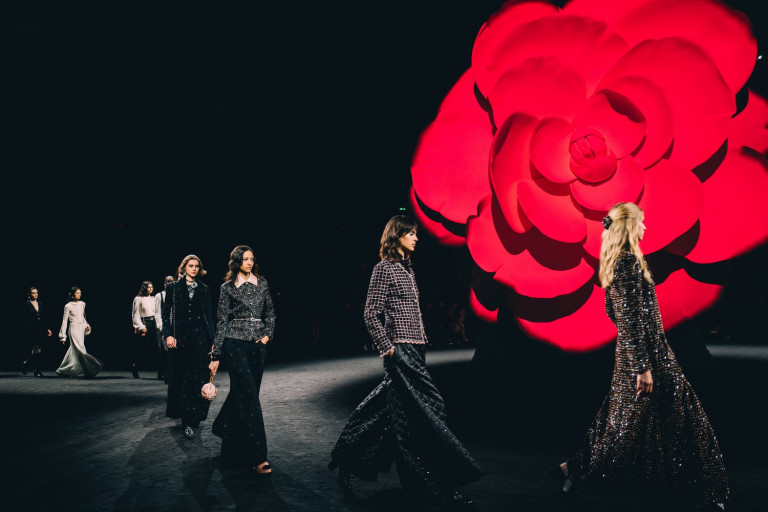 Chanel se inspira nas camélias, código da casa, para inverno 2023