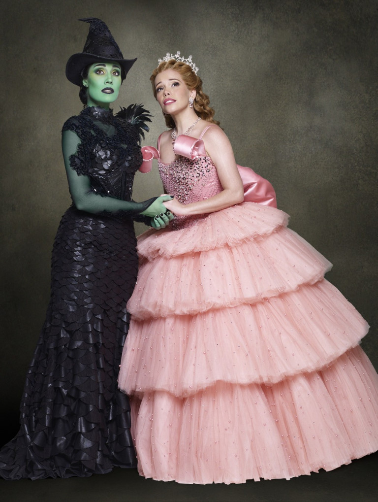 Musical "Wicked" volta aos palcos brasileiros com Fabi Bang e Myra Ruiz