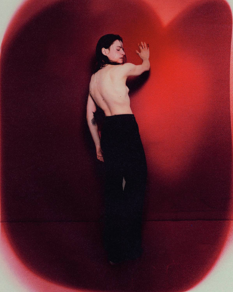 Em "Paranoïa, Angels, True Love", Christine and The Queens visita sentimentos profundos