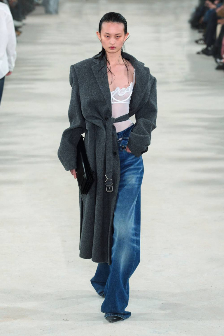 A combinação entre lingerie e streetwear é aposta para o inverno