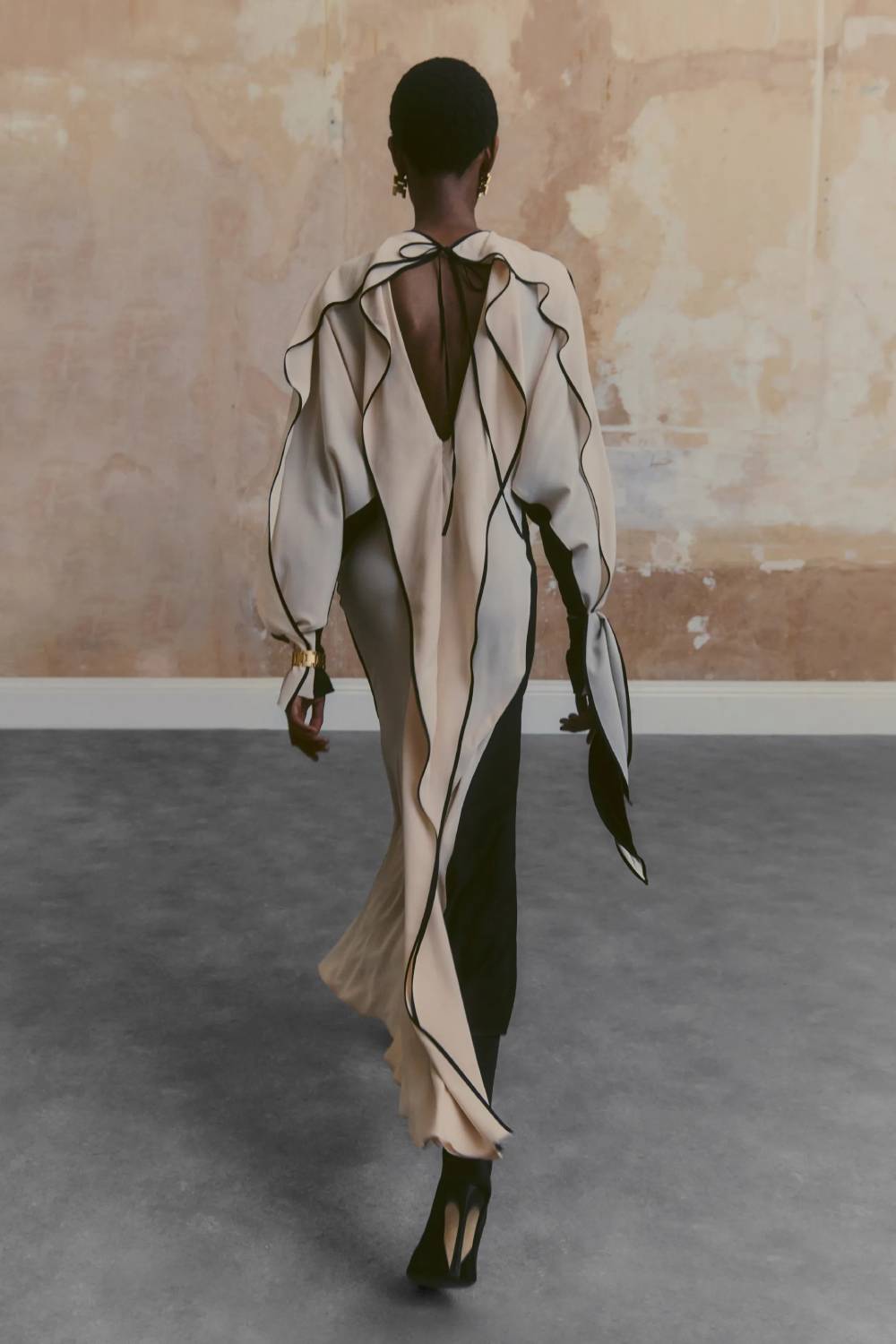Victoria Beckham: assimetria e elegância são destaques do resort 2024 da marca