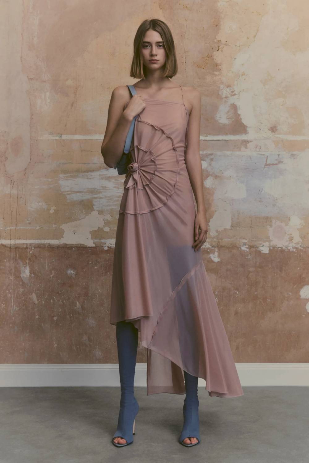 Victoria Beckham: assimetria e elegância são destaques do resort 2024 da marca