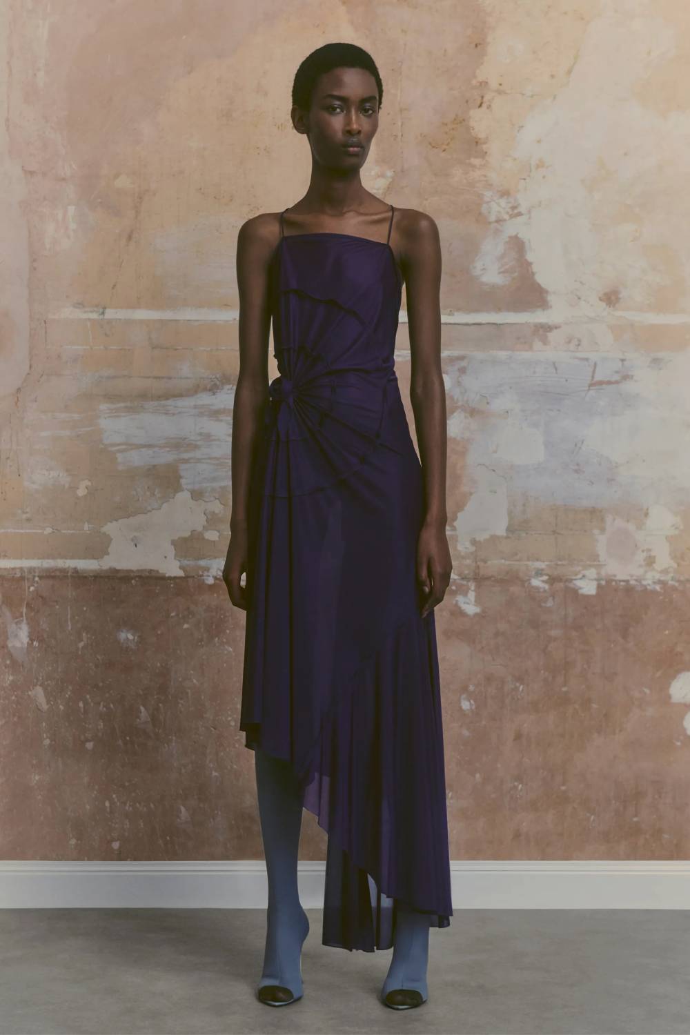 Victoria Beckham: assimetria e elegância são destaques do resort 2024 da marca