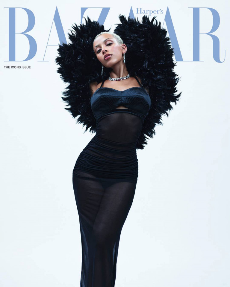 Doja Cat usa vestido Versace, brincos Cartier e anel Cartier Panthère - Foto: Mario Sorrenti