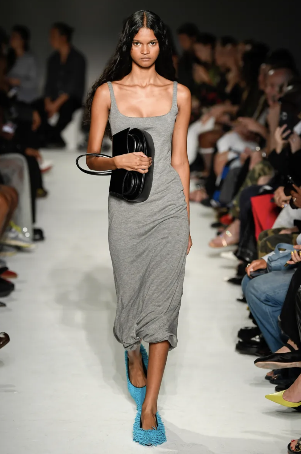 Destaque para os pés da modelo no desfile da 16Arlington | Foto /