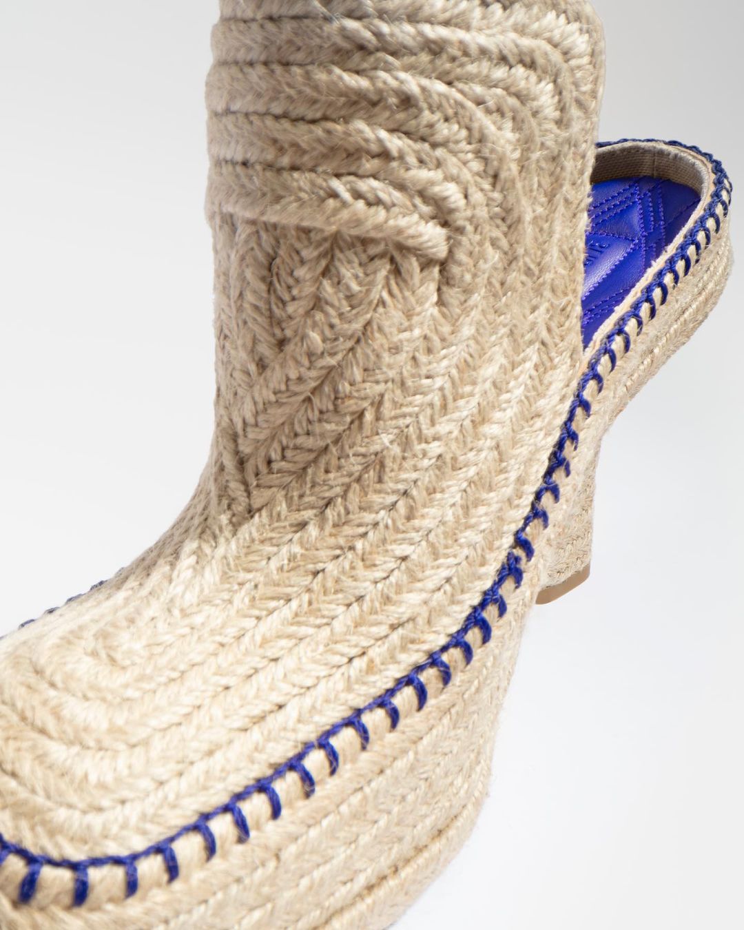 Destaque para os sapatos da Chopova Lowena| Foto: Reprodução / Instagram @chopovalowena