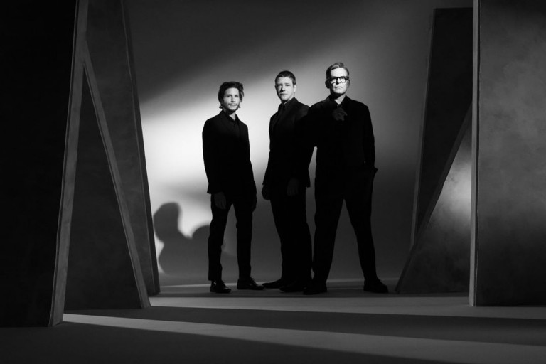 Interpol | Foto: Reprodução / Instagram @interpol @ebruyildiz