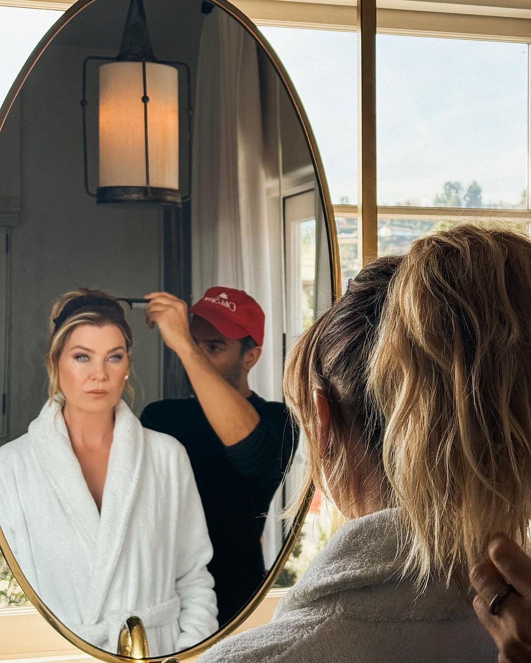 Ellen Pompeo se arrumando para o Emmy 2024 | Foto: Reprodução / Instagram @harryjoshhair