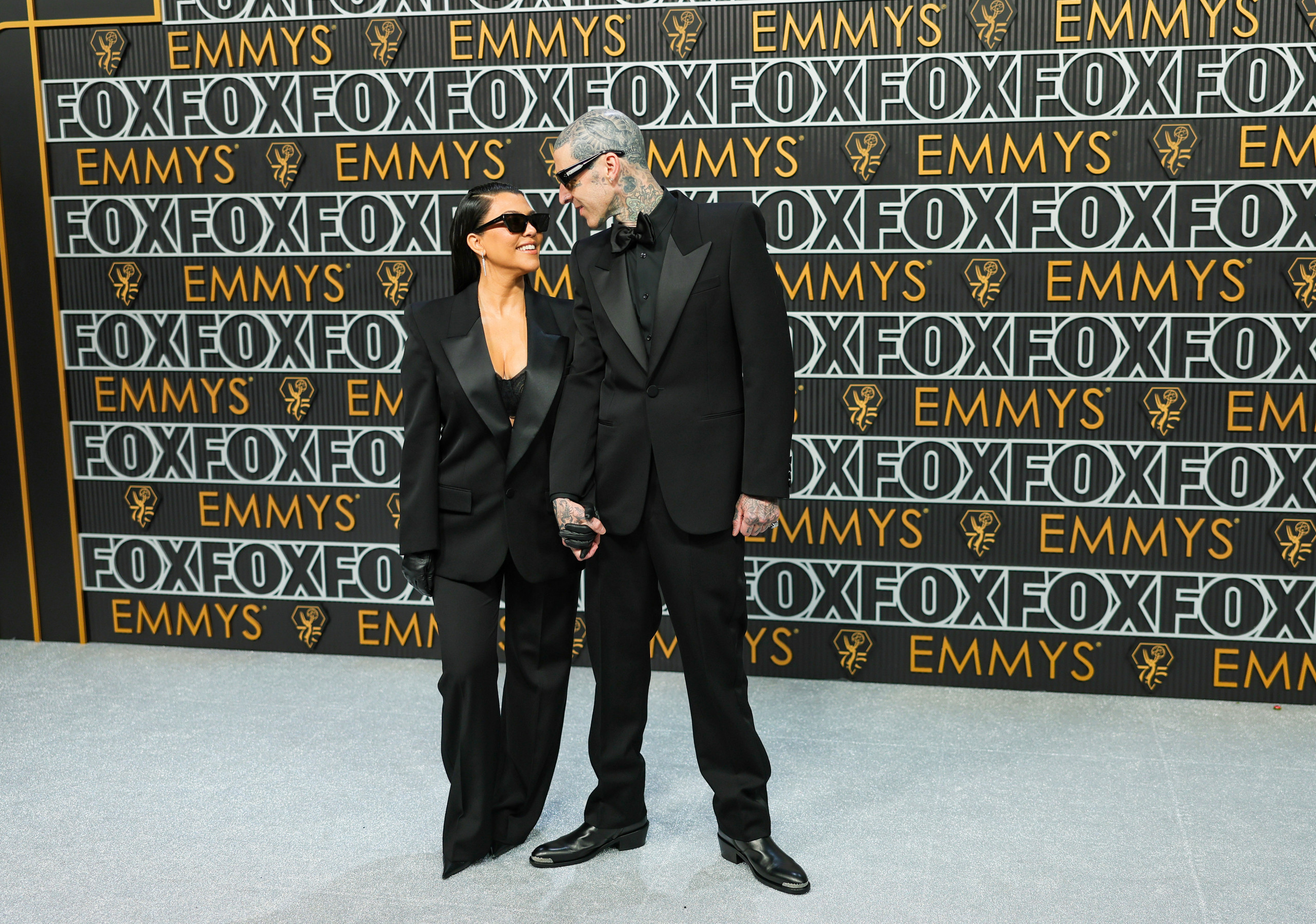 Kourtney Kardashian e Travis Barker no Emmy Awards | Foto: Neilson Barnard/Getty Images