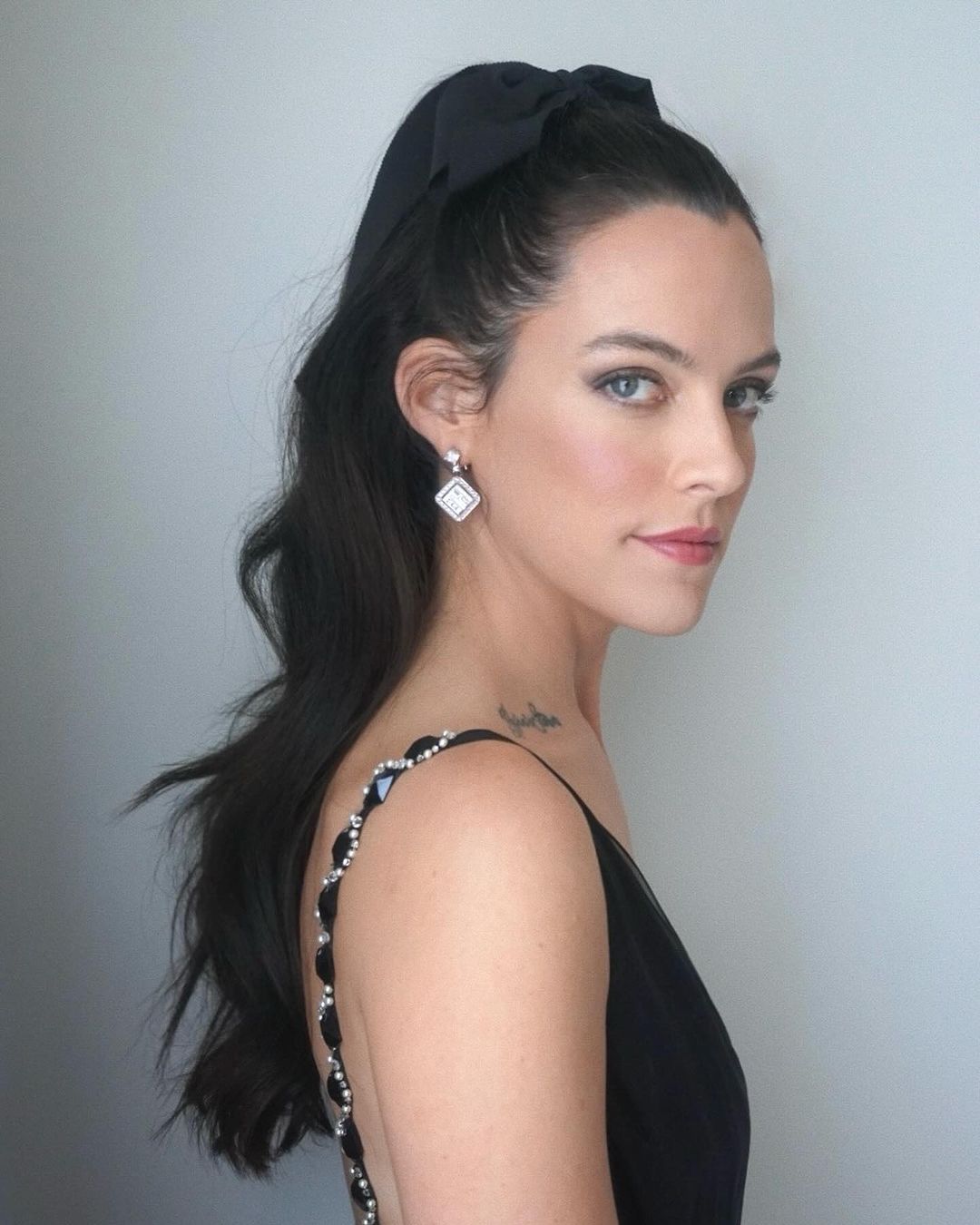 Riley Keough no Emmy Awards | Foto: Reprodução / Instagram @gregoryrussellhair