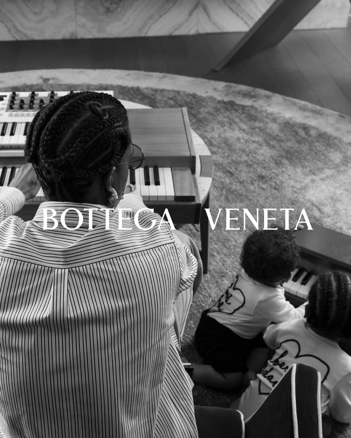 A$AP Rocky estrela novo projeto da Bottega Veneta que celebra o Dia dos Pais no hemisfério norte, com fotos feitas por Carrie Mae Weems, em que o cantor aparece com os dois filhos em imagens, sempre em preto e branco, do cotidiano.