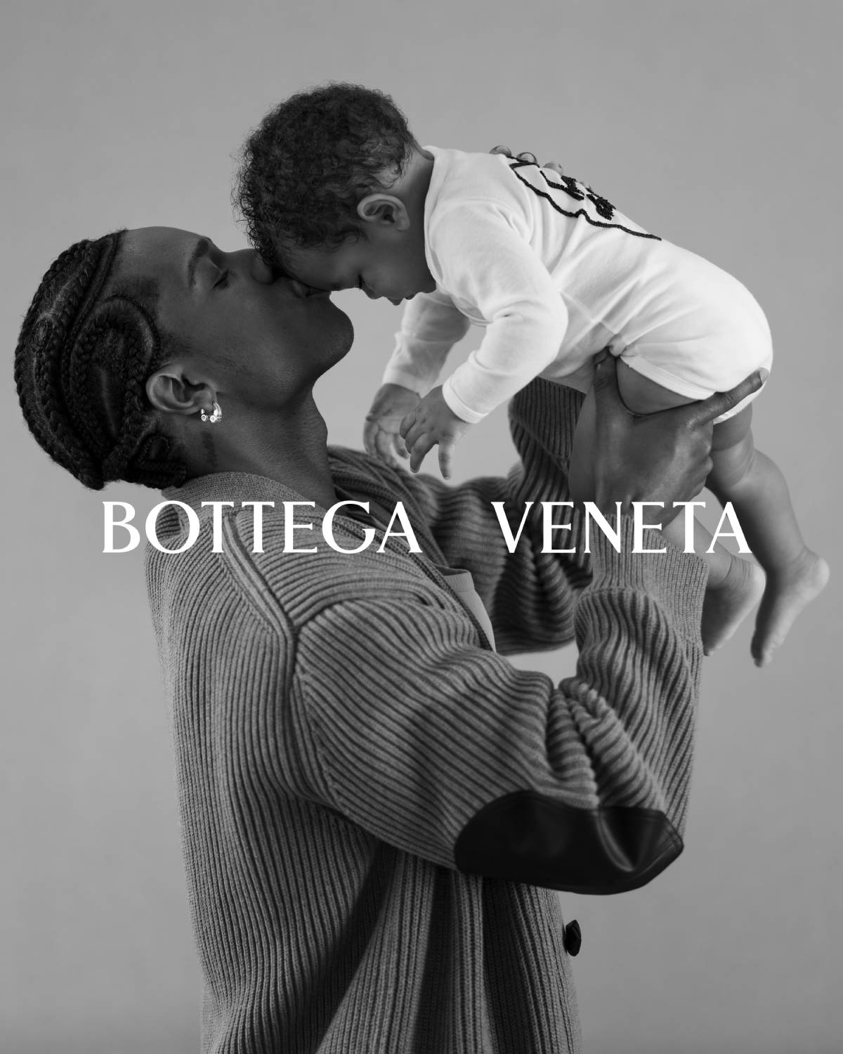 A$AP Rocky estrela novo projeto da Bottega Veneta que celebra o Dia dos Pais no hemisfério norte, com fotos feitas por Carrie Mae Weems, em que o cantor aparece com os dois filhos em imagens, sempre em preto e branco, do cotidiano.