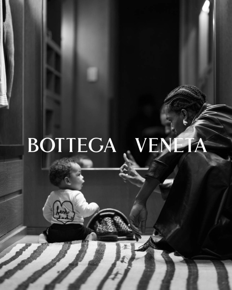 A$AP Rocky estrela novo projeto da Bottega Veneta que celebra o Dia dos Pais no hemisfério norte, com fotos feitas por Carrie Mae Weems, em que o cantor aparece com os dois filhos em imagens, sempre em preto e branco, do cotidiano.