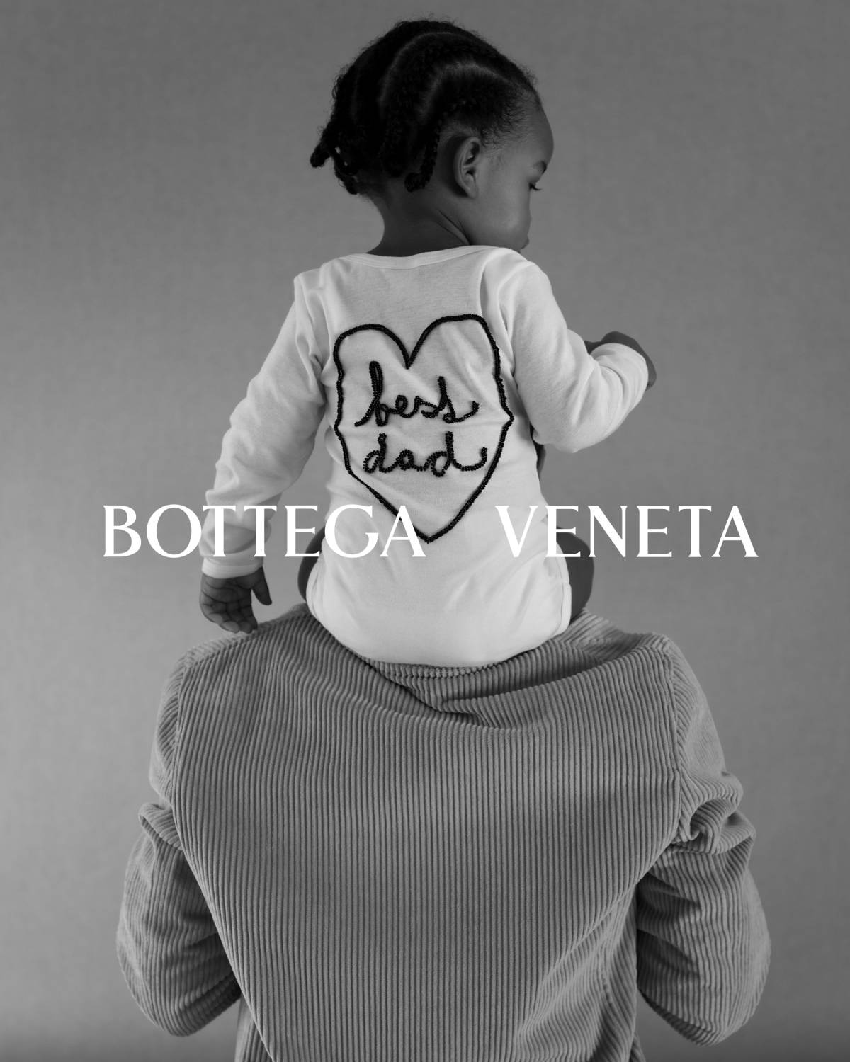 A$AP Rocky estrela novo projeto da Bottega Veneta que celebra o Dia dos Pais no hemisfério norte, com fotos feitas por Carrie Mae Weems, em que o cantor aparece com os dois filhos em imagens, sempre em preto e branco, do cotidiano.