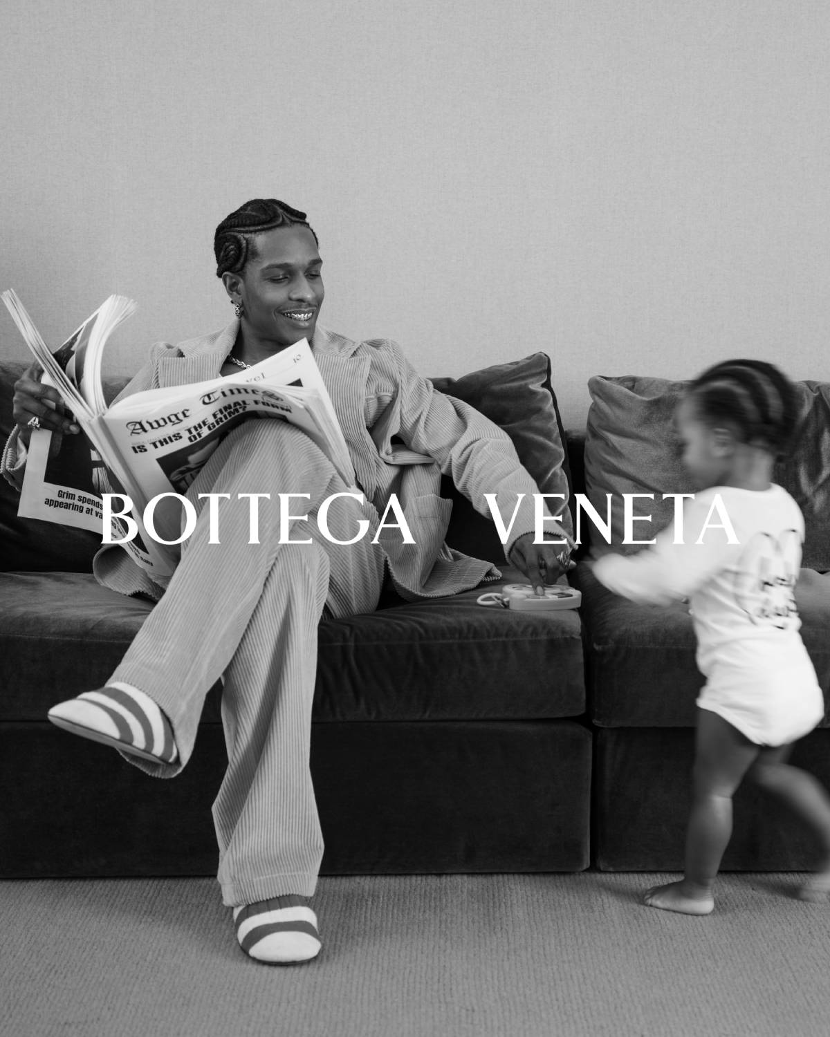 A$AP Rocky estrela novo projeto da Bottega Veneta que celebra o Dia dos Pais no hemisfério norte, com fotos feitas por Carrie Mae Weems, em que o cantor aparece com os dois filhos em imagens, sempre em preto e branco, do cotidiano.
