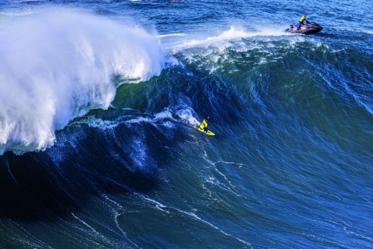 Imagem de Nic von Rupp surfando em alto-mar.