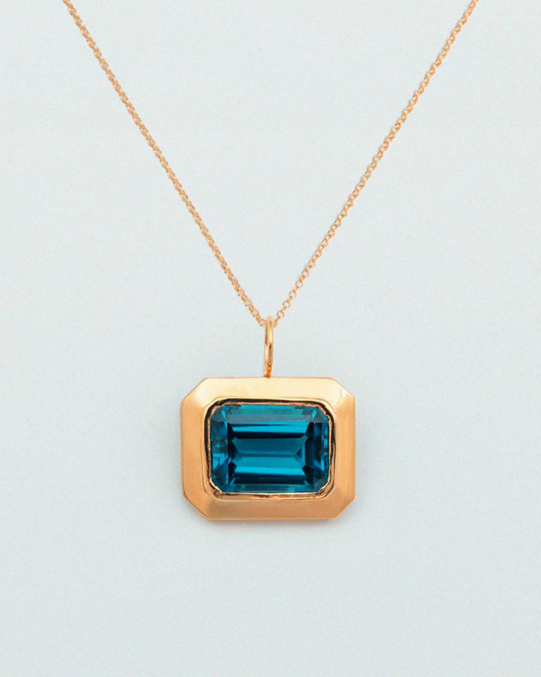 Colar dourado, com um pingente com um Topazio com uma moldura de ouro