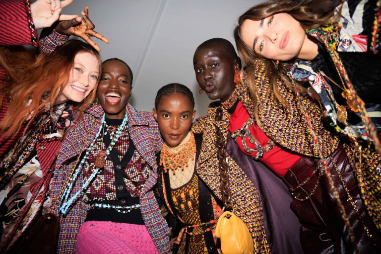 Grupo de modelos, usando peças do desfile Métiers d'Art 2024, da Chanel, posam para a foto