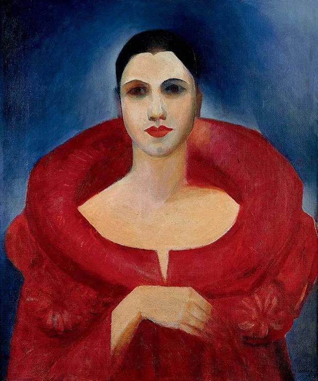 Autorretrato de Tarsila do Amaral, em que a artista (de pele clara, sobrancelhas longas, olhos e cabelos escuros, nariz amplo e lábios vermelhos) usa casaco com uma ampla gola, aplicações de flores e tecido em tom vermelho.