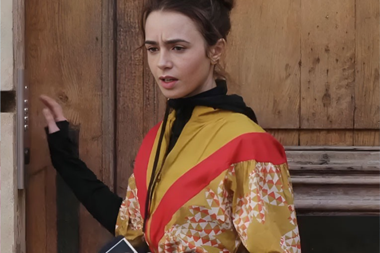 Lily Collins usa look Farm com Adidas na quarta temporada de