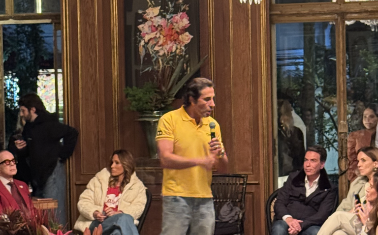 João Adibe palestrando na Casa 6F. Foto: Divulgação