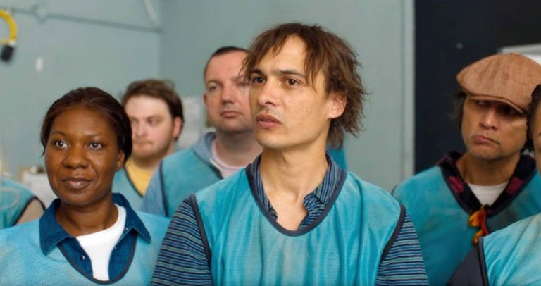 Imagem com cena do filme "Urchin", estrelado e dirigido por Harris Dickinson