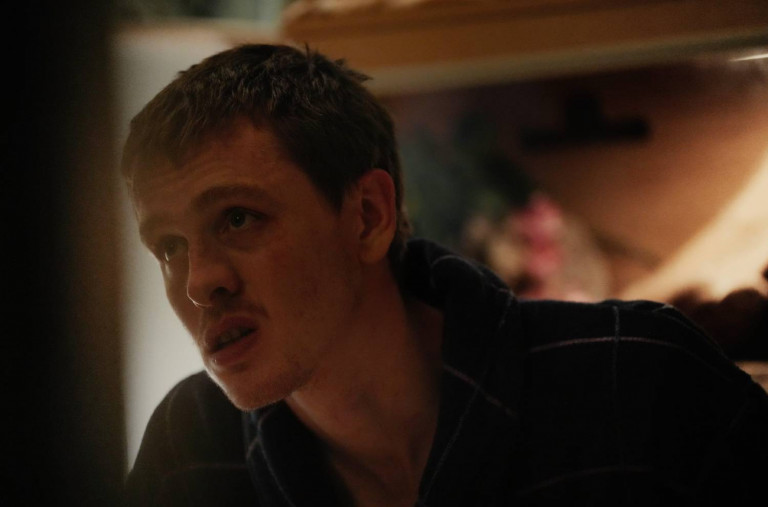 Imagem com cena do filme "Urchin", estrelado e dirigido por Harris Dickinson