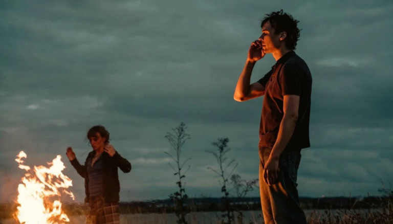 Imagem com cena do filme "Urchin", estrelado e dirigido por Harris Dickinson