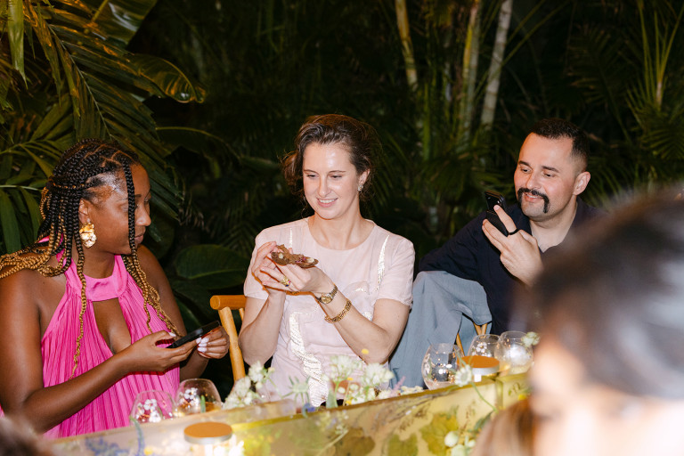 Talheres "incomuns" feitos com materiais biodegradáveis ajudavam na experiência imersiva (Foto: Divulgação)